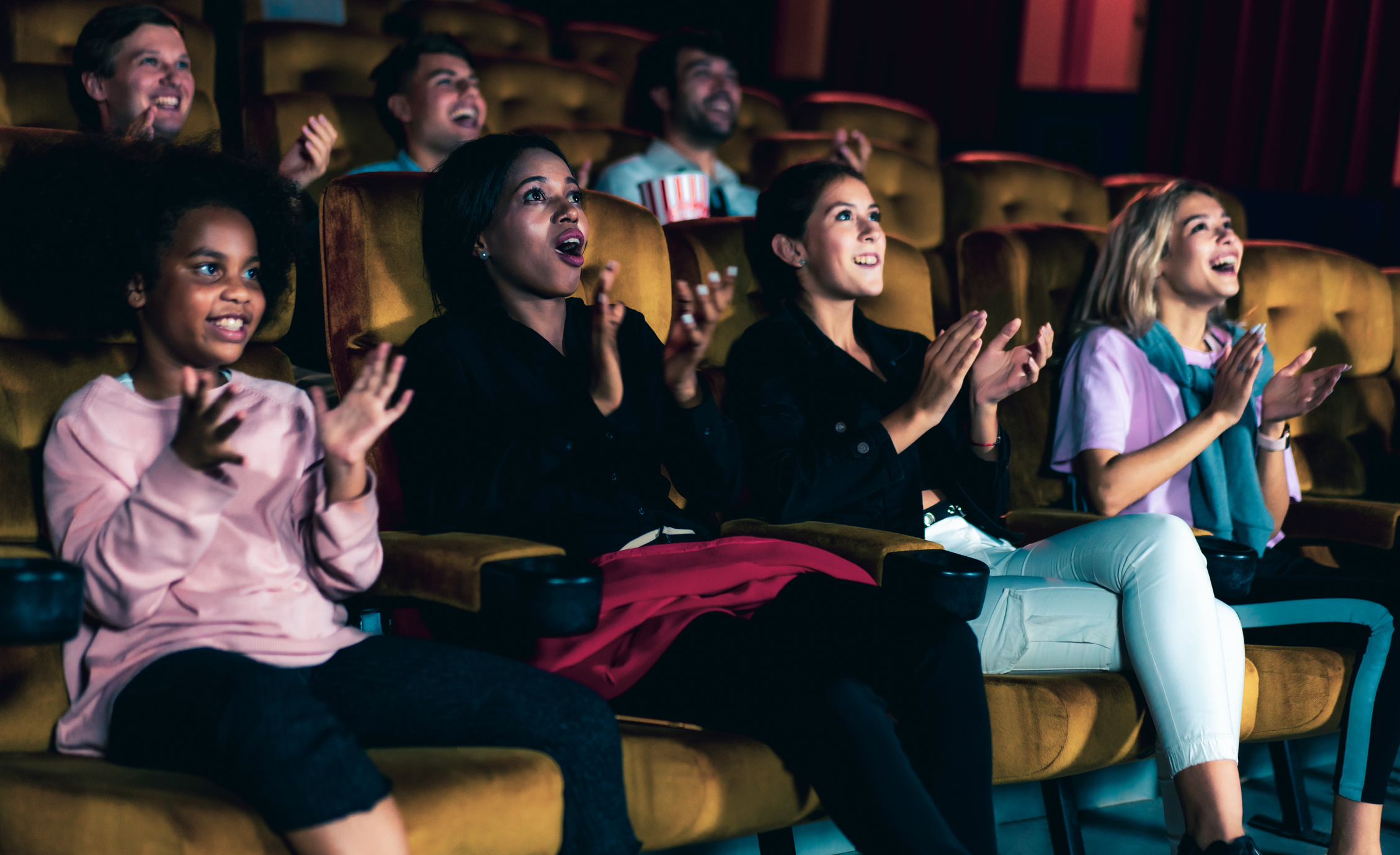 Público de óculos 3D em uma sala de cinema premium